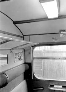 836640 Interieur van een electrisch treinstel mat. 1946 van de N.S.: coupé, met TL-verlichting en bagagerek.